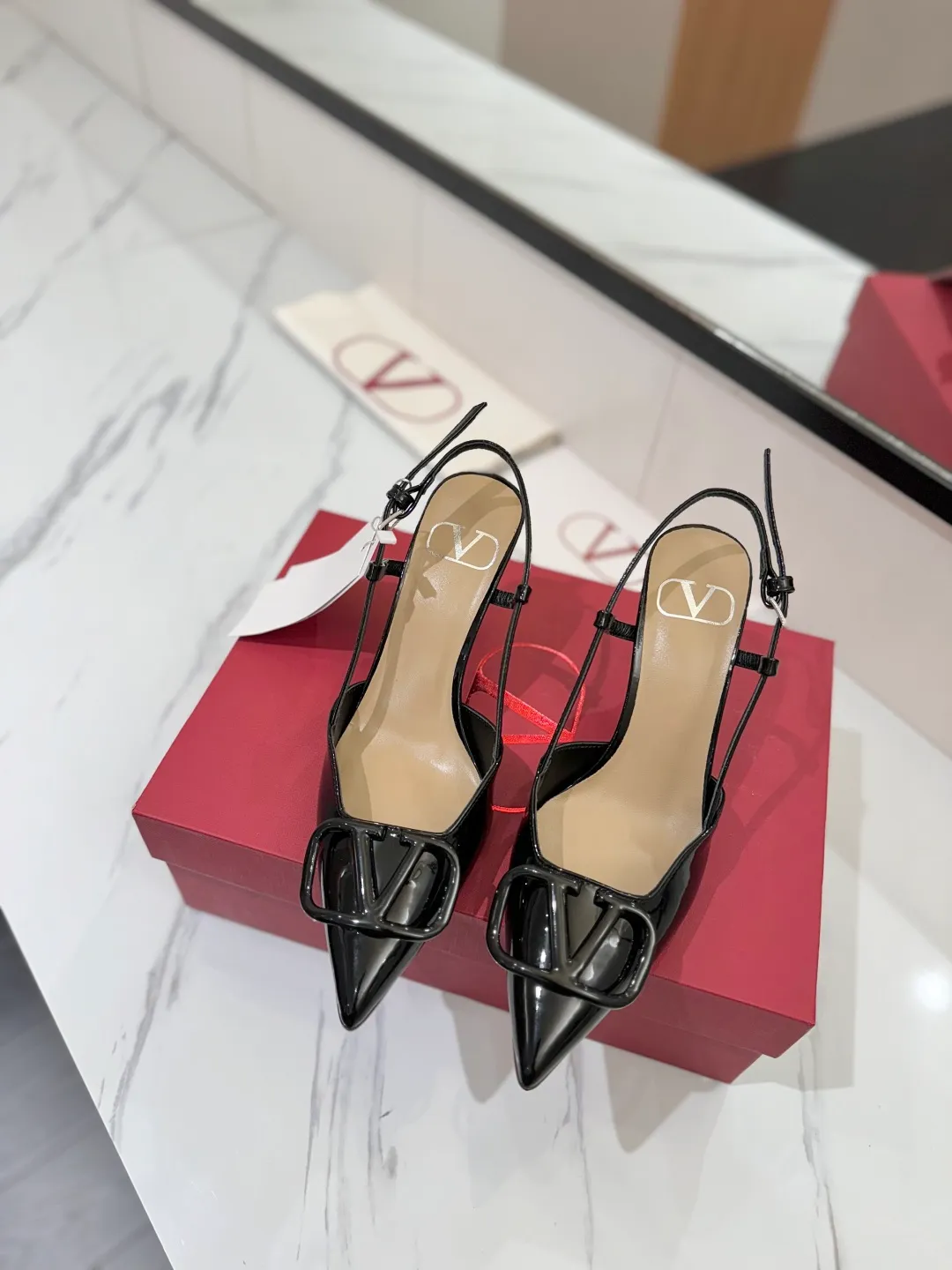 💕💕Factory direct selling price p520💕💕 Valentino launches a new series of sandals, sandals with pointed toe V-buckle sandals. The upper part of the foot is very pedicure-like. The key point is that it is very good and easy to control. It does not grind or tire your feet. It is a walking artifact! Metal VLOGO diamond buckle elements, full of high-end sense! It became sweet instantly.  The avant-garde VLOGO SIGNATURE shoe series interprets VALENTINO GARAVANI's candid attitude. Valentino Garavani V logo back hollow sandals with VLogo Signature decoration, platinum tone VLogo Signature decoration! Upper: imported patent leather Lining: imported goatskin Outsole: Italian leather outsole Heel height: 8cm Size: 35-39 (34-40-41-42 customized size)